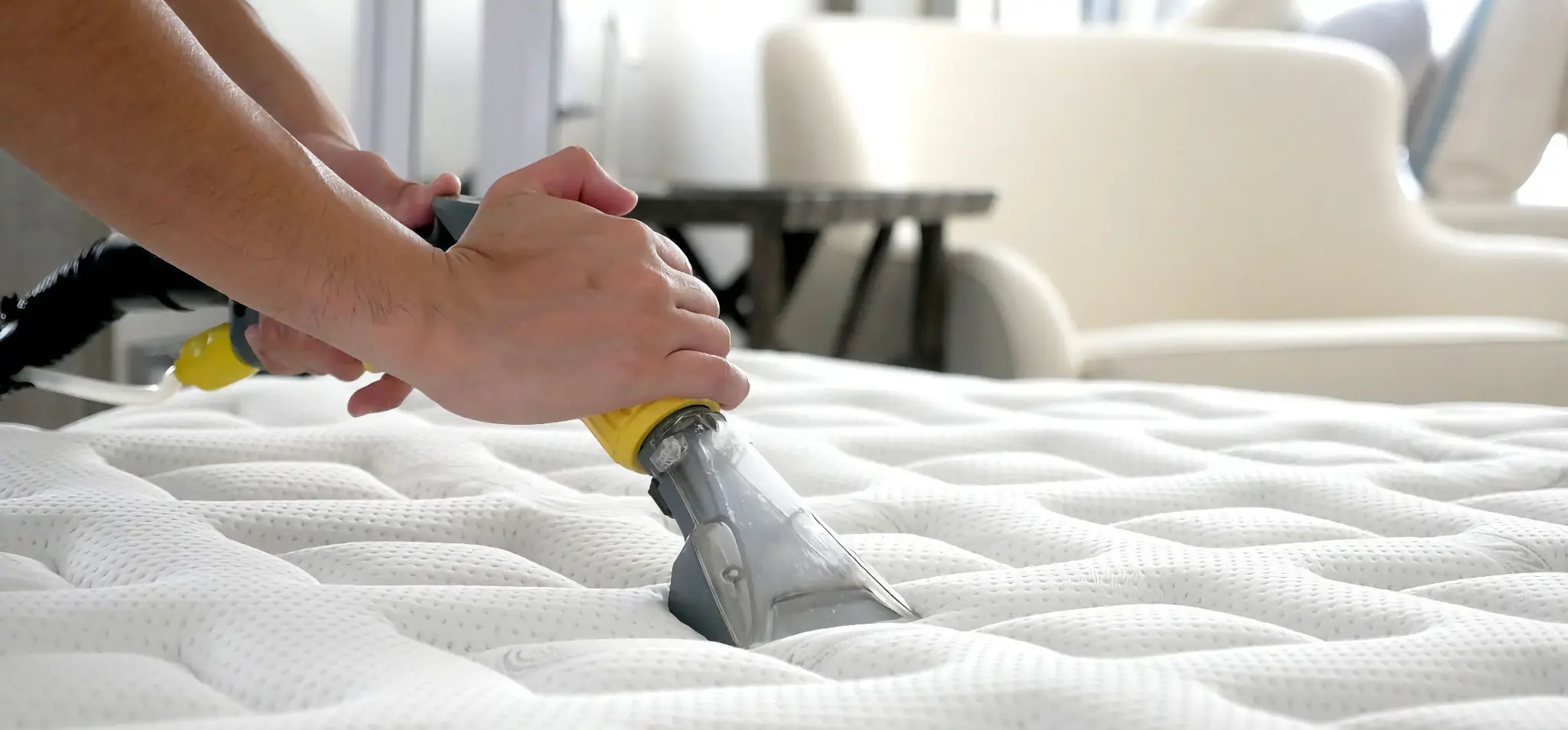 Proces curățare saltea profesional cu aspirare și igienizare